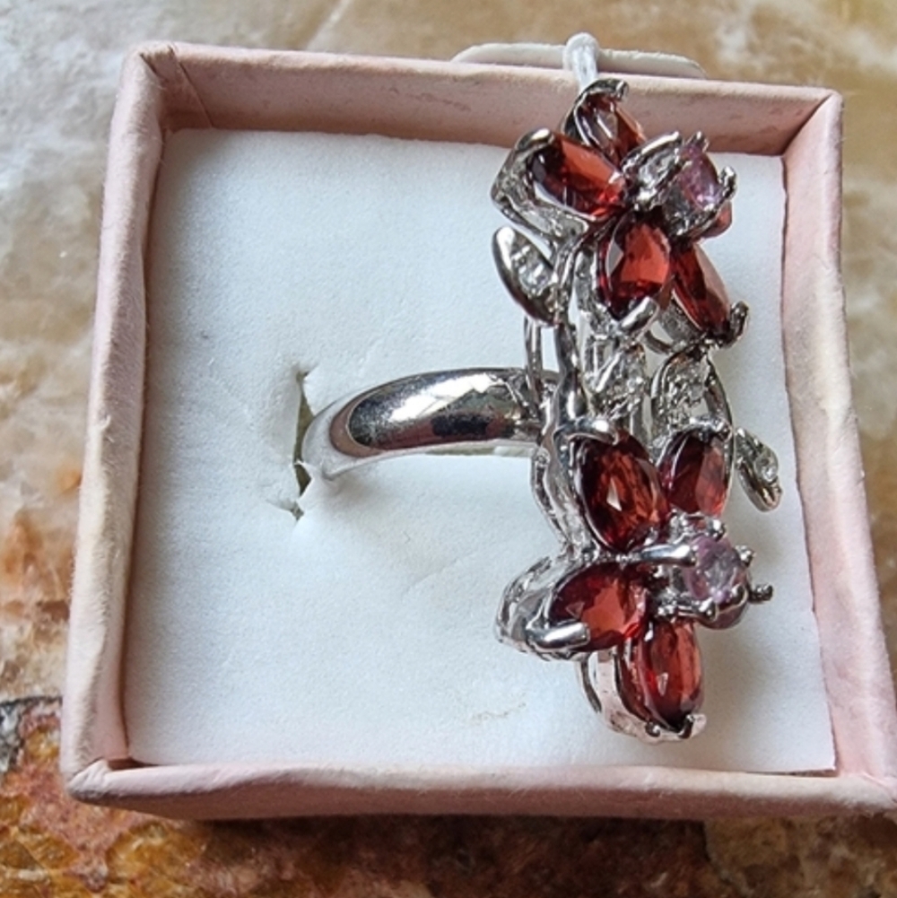 🆕️ Stunning Sterling Silver W/ 14k White Gold Overlay Garnet Flower Ring Sz 5.5 - Picture 2 of 7